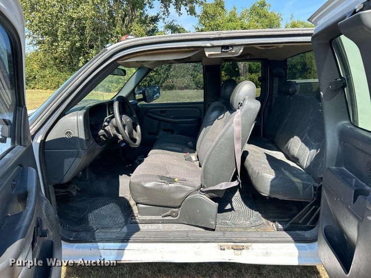 image for item EK3383 2006 GMC Sierra 3500 Ext. Cab utility bed pickup truck