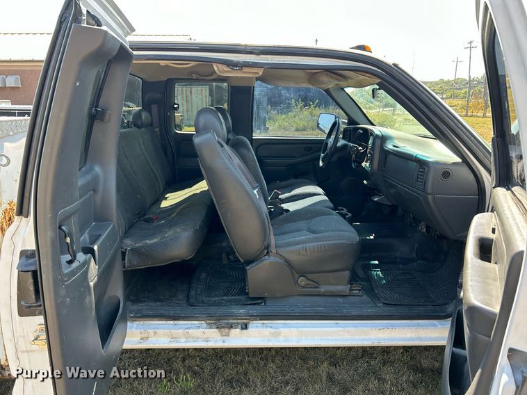 image for item EK3383 2006 GMC Sierra 3500 Ext. Cab utility bed pickup truck