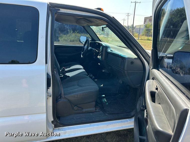 image for item EK3383 2006 GMC Sierra 3500 Ext. Cab utility bed pickup truck