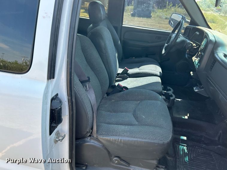 image for item EK3383 2006 GMC Sierra 3500 Ext. Cab utility bed pickup truck