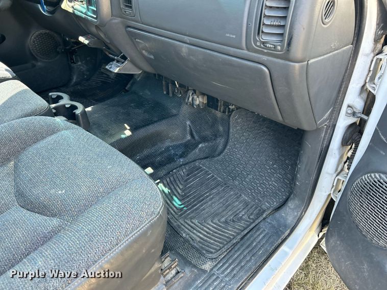 image for item EK3383 2006 GMC Sierra 3500 Ext. Cab utility bed pickup truck