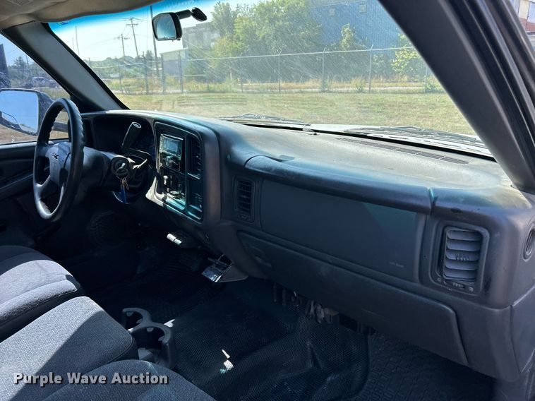 image for item EK3383 2006 GMC Sierra 3500 Ext. Cab utility bed pickup truck