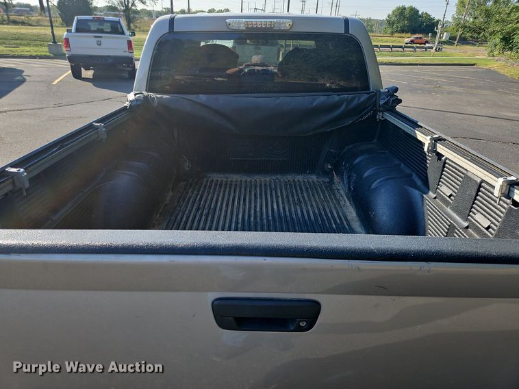 image for item EL5492 2004 Chevrolet Colorado Z71 Crew Cab pickup truck