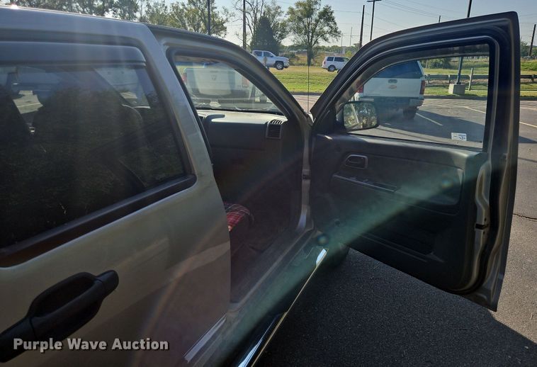 image for item EL5492 2004 Chevrolet Colorado Z71 Crew Cab pickup truck