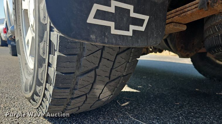 image for item EL5492 2004 Chevrolet Colorado Z71 Crew Cab pickup truck