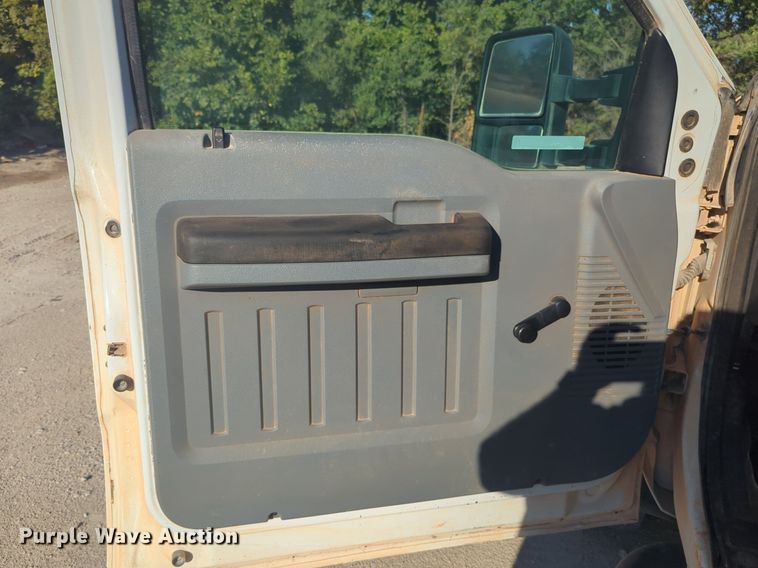 image for item EQ2144 2016 Ford F550 Super Duty truck cab and chassis