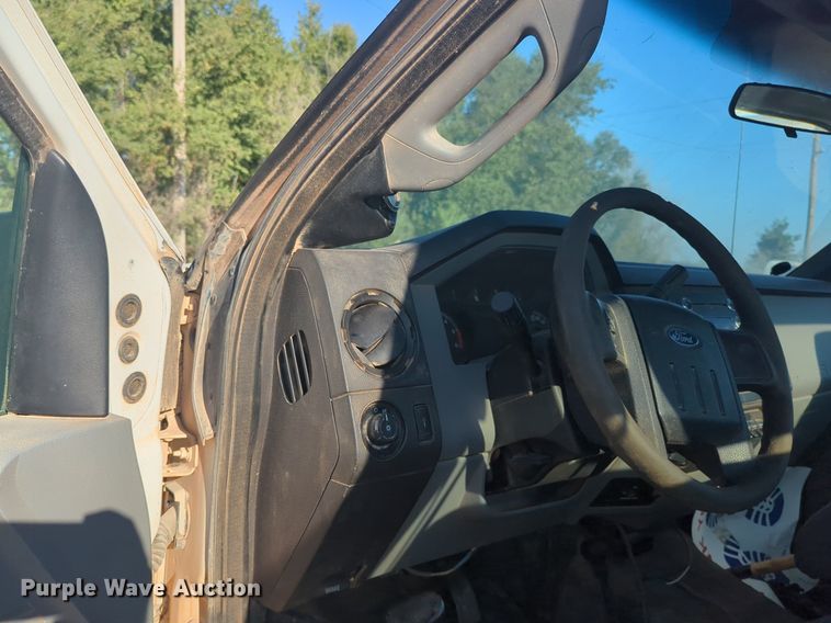 image for item EQ2144 2016 Ford F550 Super Duty truck cab and chassis