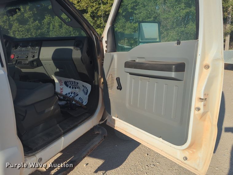 image for item EQ2144 2016 Ford F550 Super Duty truck cab and chassis