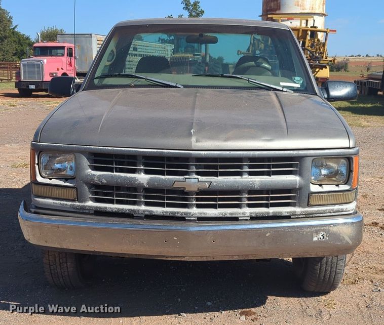 image for item EQ2190 2000 Chevrolet C2500 pickup truck