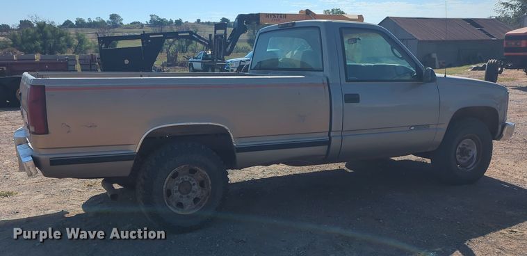 image for item EQ2190 2000 Chevrolet C2500 pickup truck