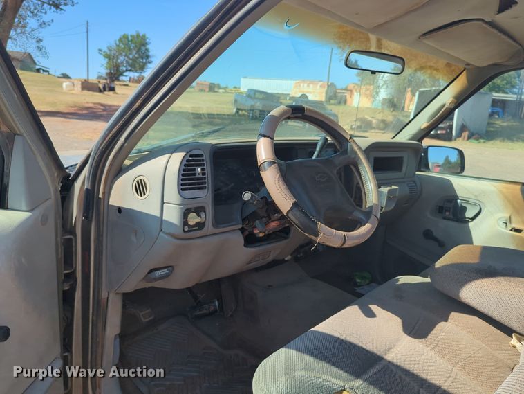 image for item EQ2190 2000 Chevrolet C2500 pickup truck