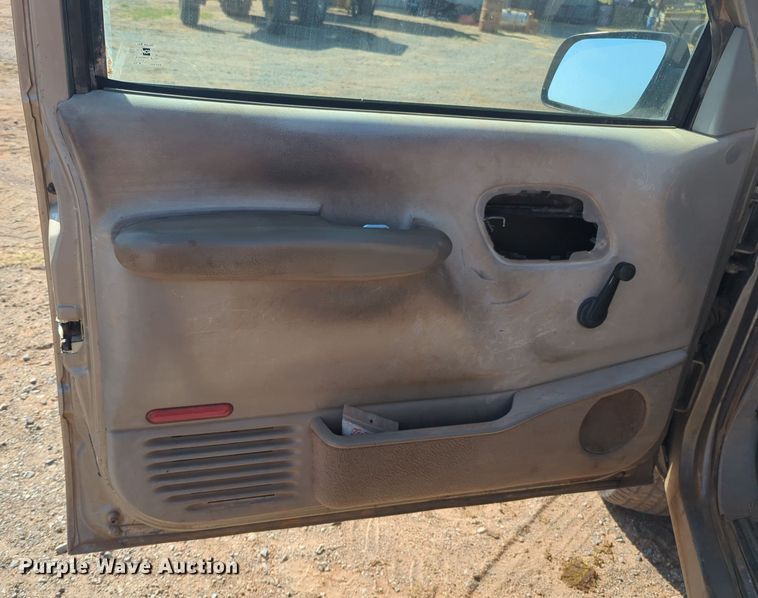 image for item EQ2190 2000 Chevrolet C2500 pickup truck