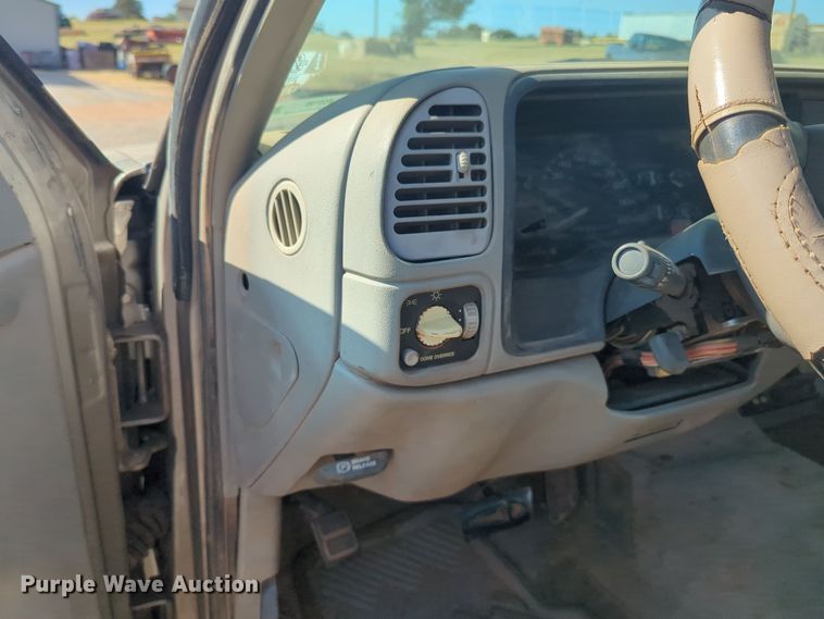 image for item EQ2190 2000 Chevrolet C2500 pickup truck