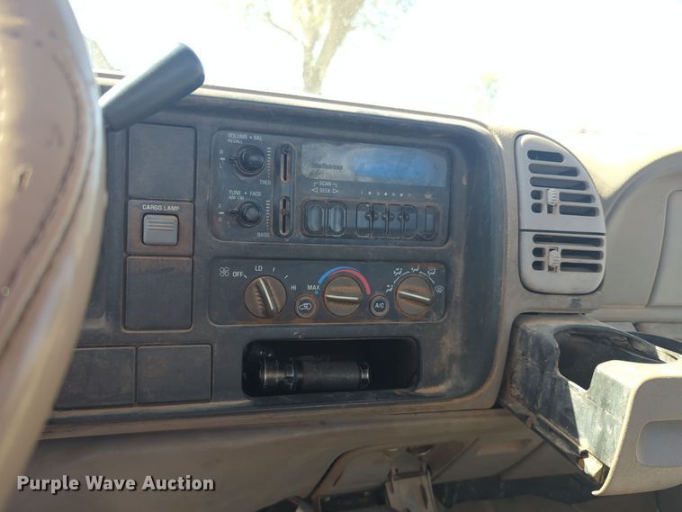 image for item EQ2190 2000 Chevrolet C2500 pickup truck