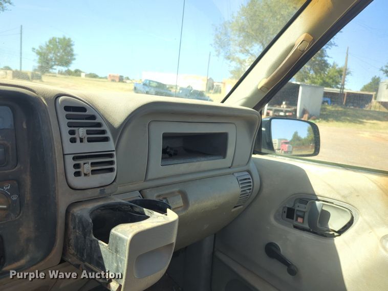 image for item EQ2190 2000 Chevrolet C2500 pickup truck