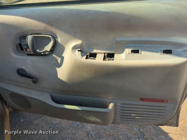 image for item EQ2190 2000 Chevrolet C2500 pickup truck