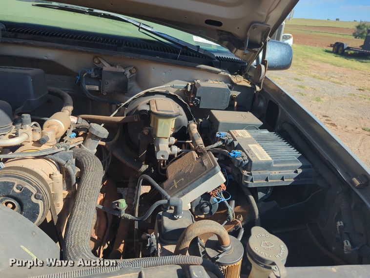 image for item EQ2190 2000 Chevrolet C2500 pickup truck