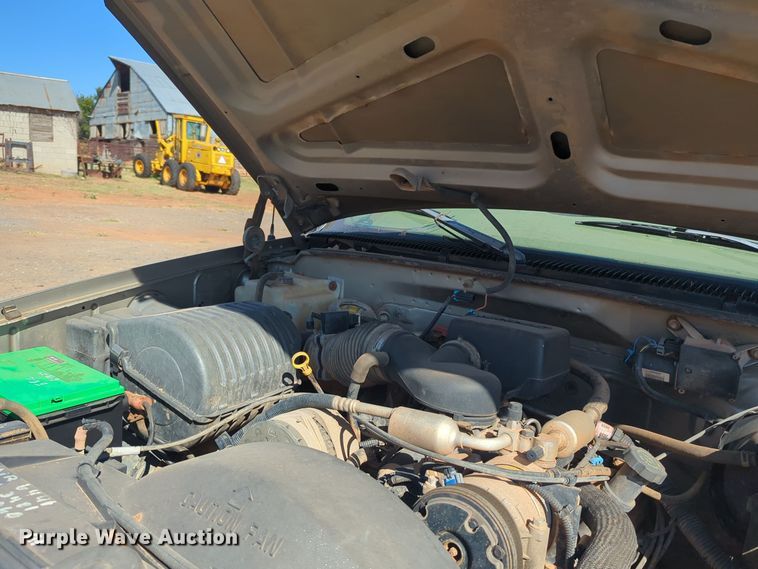 image for item EQ2190 2000 Chevrolet C2500 pickup truck