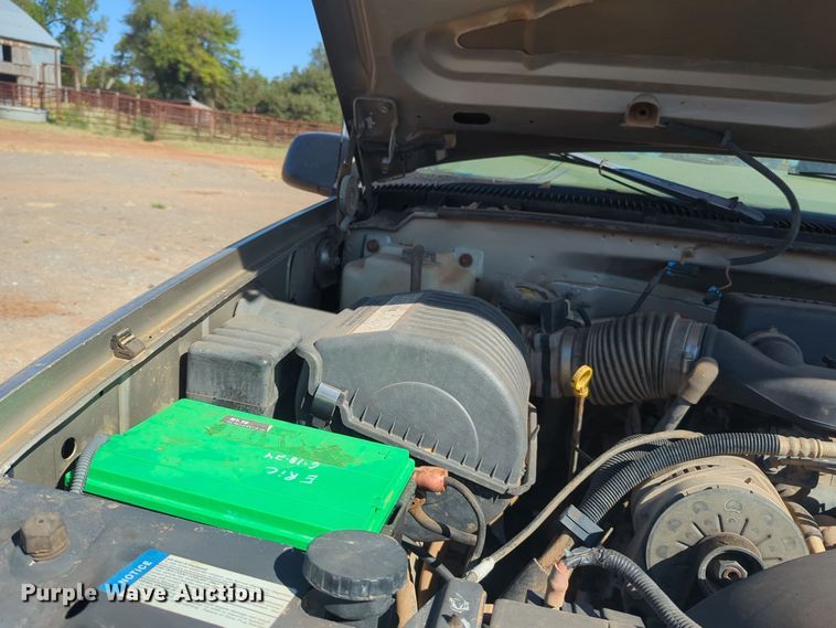 image for item EQ2190 2000 Chevrolet C2500 pickup truck