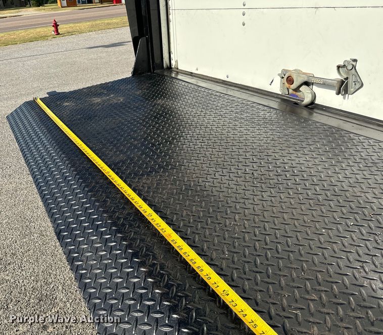 image for item IE9033 2009 Isuzu box truck