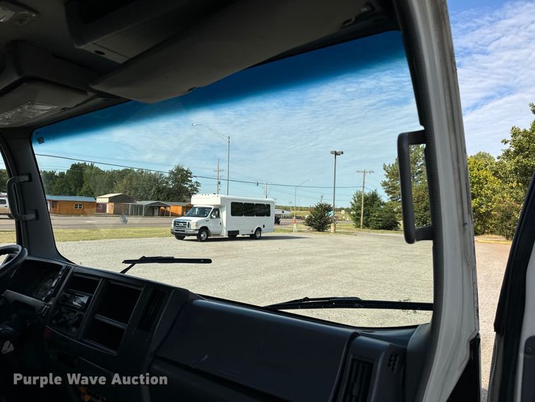 image for item IE9033 2009 Isuzu box truck