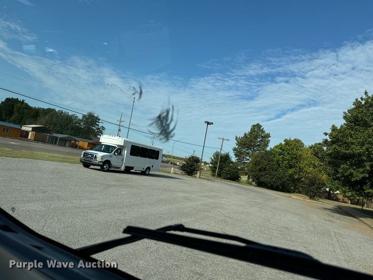 image for item IE9033 2009 Isuzu box truck