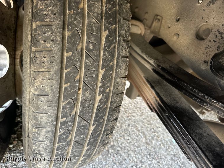 image for item IE9033 2009 Isuzu box truck