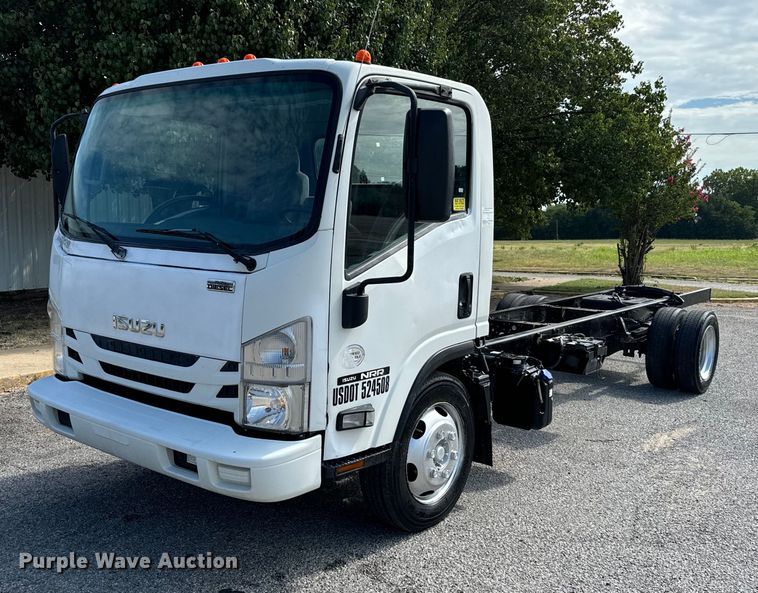 image for item IE9038 2017 Isuzu truck cab and chassis