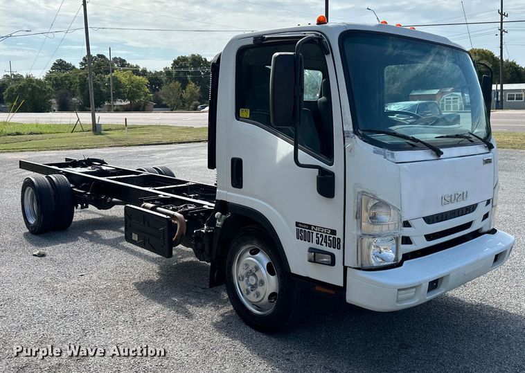 image for item IE9038 2017 Isuzu truck cab and chassis