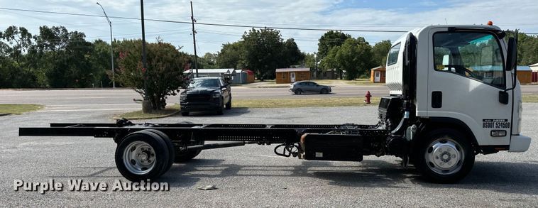 image for item IE9038 2017 Isuzu truck cab and chassis