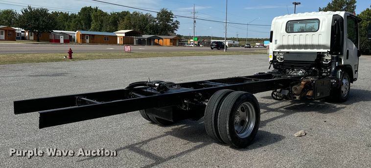 image for item IE9038 2017 Isuzu truck cab and chassis