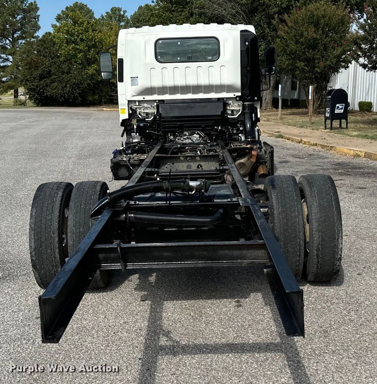 image for item IE9038 2017 Isuzu truck cab and chassis