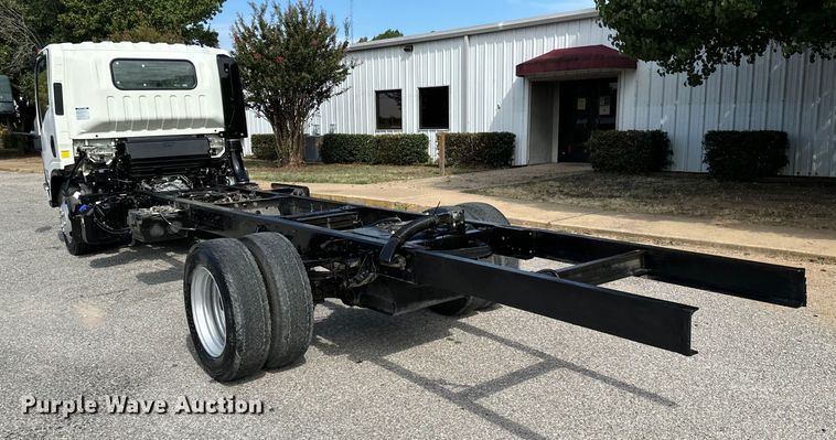 image for item IE9038 2017 Isuzu truck cab and chassis