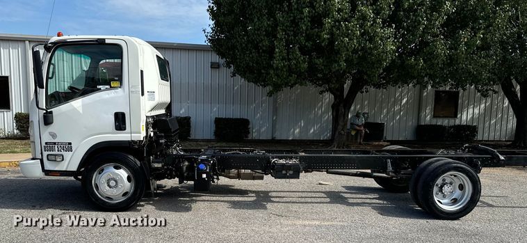 image for item IE9038 2017 Isuzu truck cab and chassis