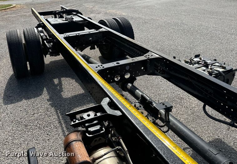 image for item IE9038 2017 Isuzu truck cab and chassis