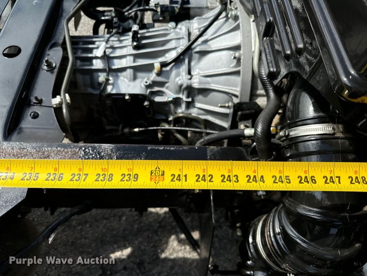 image for item IE9038 2017 Isuzu truck cab and chassis