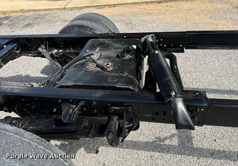 image for item IE9038 2017 Isuzu truck cab and chassis