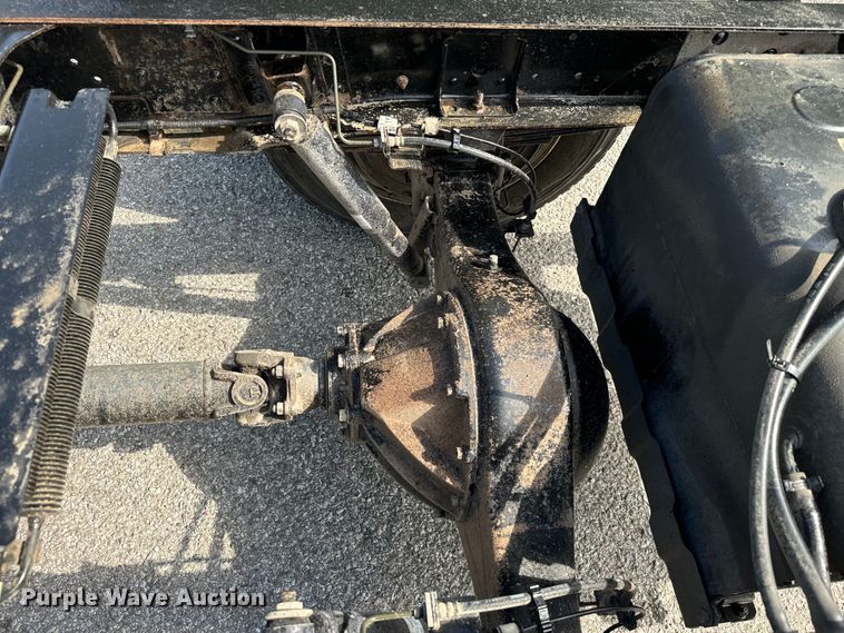 image for item IE9038 2017 Isuzu truck cab and chassis