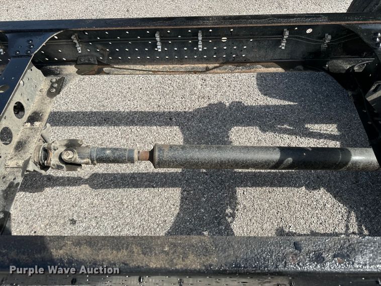 image for item IE9038 2017 Isuzu truck cab and chassis