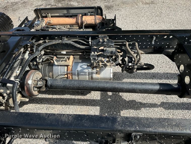 image for item IE9038 2017 Isuzu truck cab and chassis