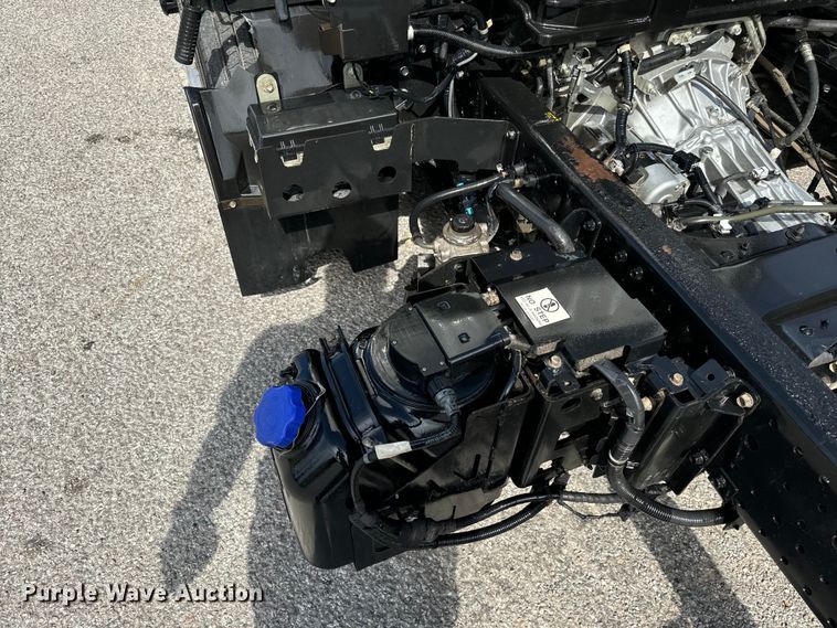 image for item IE9038 2017 Isuzu truck cab and chassis