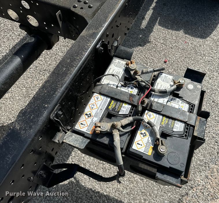 image for item IE9038 2017 Isuzu truck cab and chassis