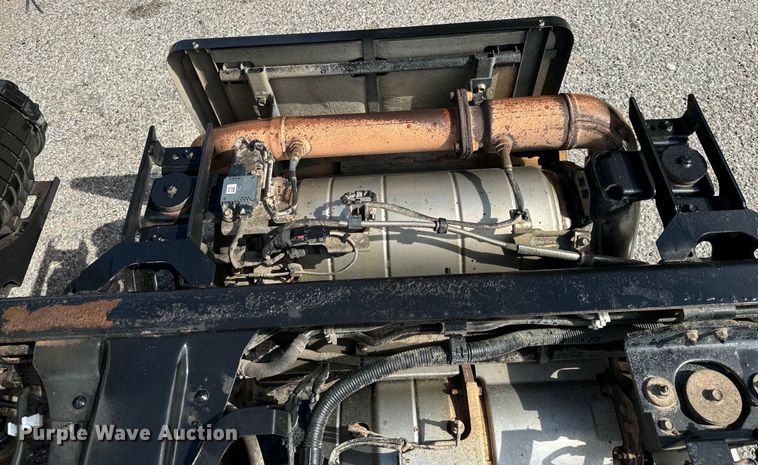 image for item IE9038 2017 Isuzu truck cab and chassis