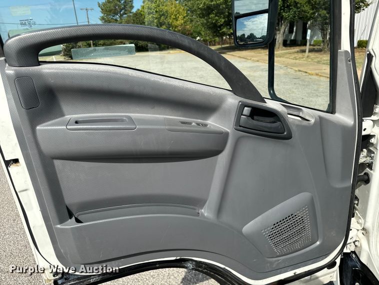 image for item IE9038 2017 Isuzu truck cab and chassis