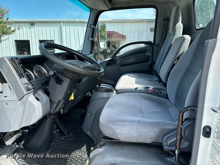 image for item IE9038 2017 Isuzu truck cab and chassis