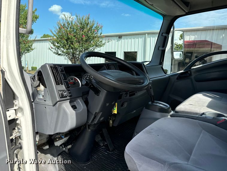 image for item IE9038 2017 Isuzu truck cab and chassis