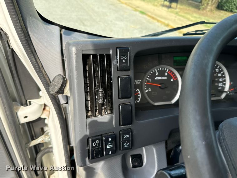 image for item IE9038 2017 Isuzu truck cab and chassis