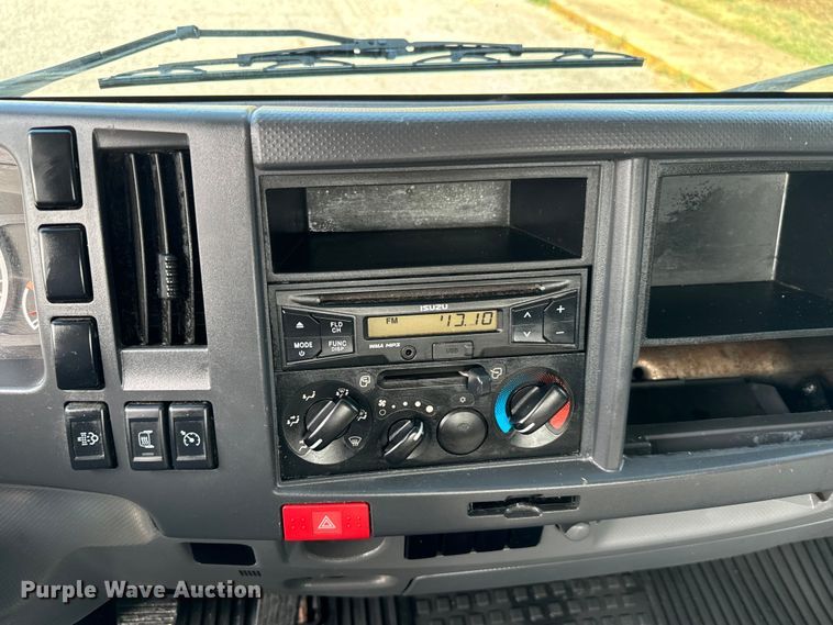 image for item IE9038 2017 Isuzu truck cab and chassis