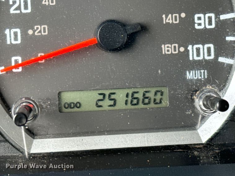 image for item IE9038 2017 Isuzu truck cab and chassis