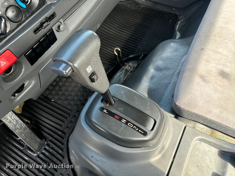 image for item IE9038 2017 Isuzu truck cab and chassis